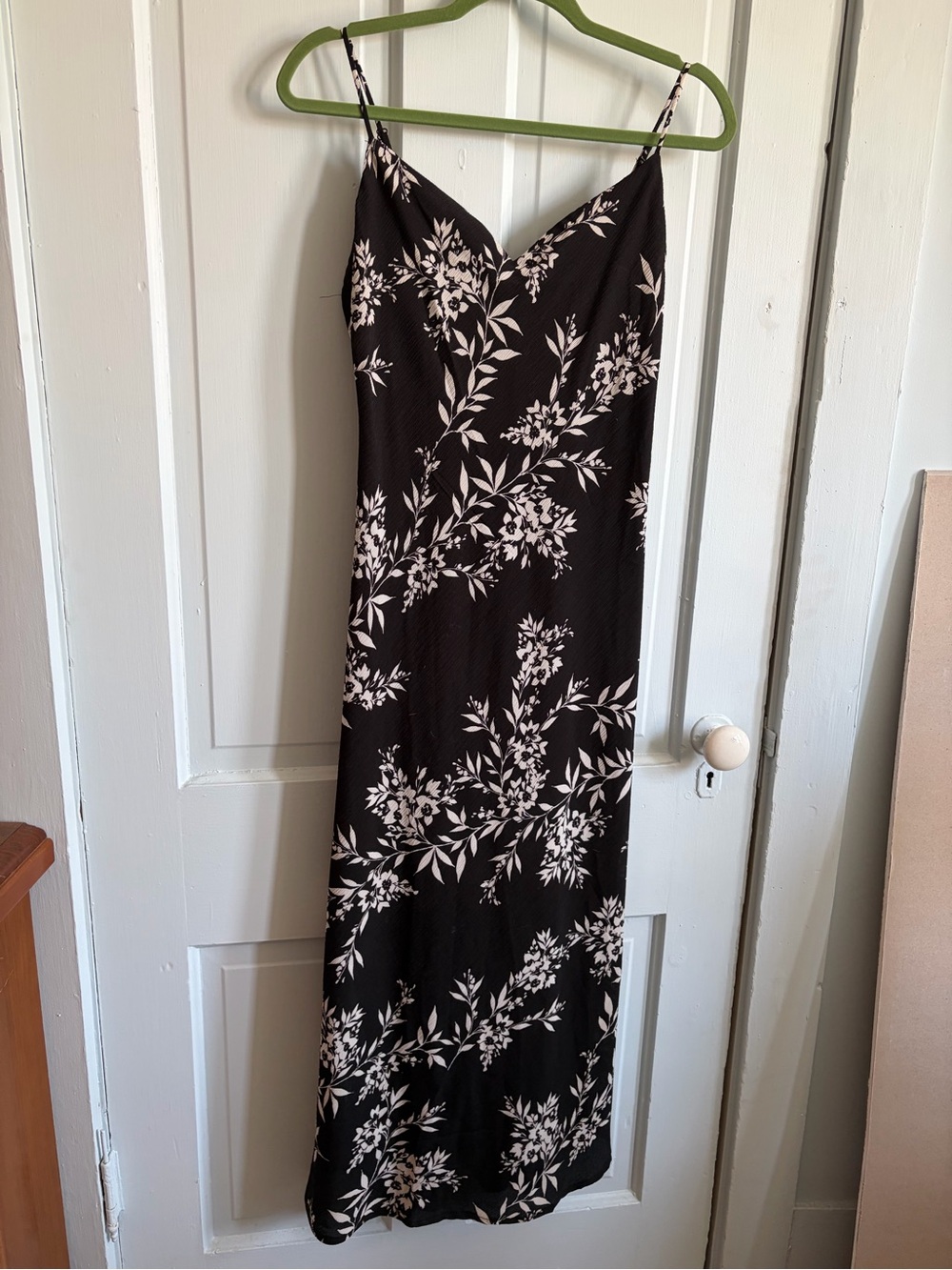Black & White Floral Midi Dress - Elegant V-Neck Day-to-Evening Dress
